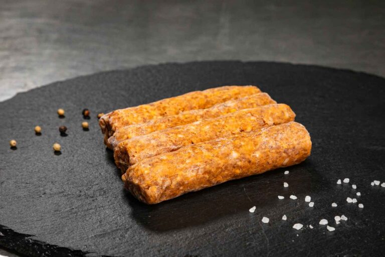 Cevapcici. MÖNKE Fleisch GmbH & Co. KG, Pulheim. Das Angebot umfasst unter anderem regionales Fleisch aus dem Umland, argentinisches Steakfleisch, irisches Weiderind, Lammfleisch aus Neuseeland, Seafood sowie exotische Fleischsorten.
