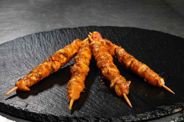 Fackeln. MÖNKE Fleisch GmbH & Co. KG, Pulheim. Das Angebot umfasst unter anderem regionales Fleisch aus dem Umland, argentinisches Steakfleisch, irisches Weiderind, Lammfleisch aus Neuseeland, Seafood sowie exotische Fleischsorten.