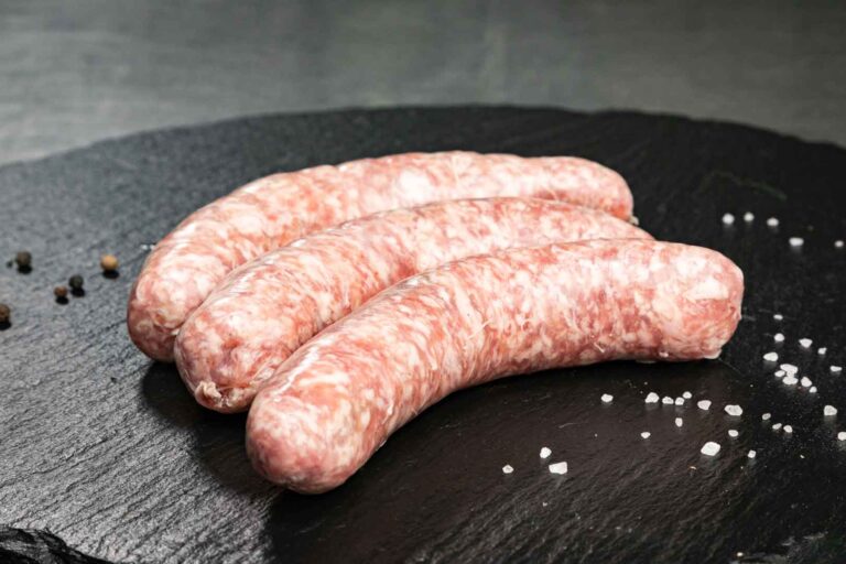 frische-Bratwurst. MÖNKE Fleisch GmbH & Co. KG, Pulheim. Das Angebot umfasst unter anderem regionales Fleisch aus dem Umland, argentinisches Steakfleisch, irisches Weiderind, Lammfleisch aus Neuseeland, Seafood sowie exotische Fleischsorten.