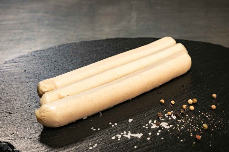 Geflügel-Grillwurst. MÖNKE Fleisch GmbH & Co. KG, Pulheim. Das Angebot umfasst unter anderem regionales Fleisch aus dem Umland, argentinisches Steakfleisch, irisches Weiderind, Lammfleisch aus Neuseeland, Seafood sowie exotische Fleischsorten.