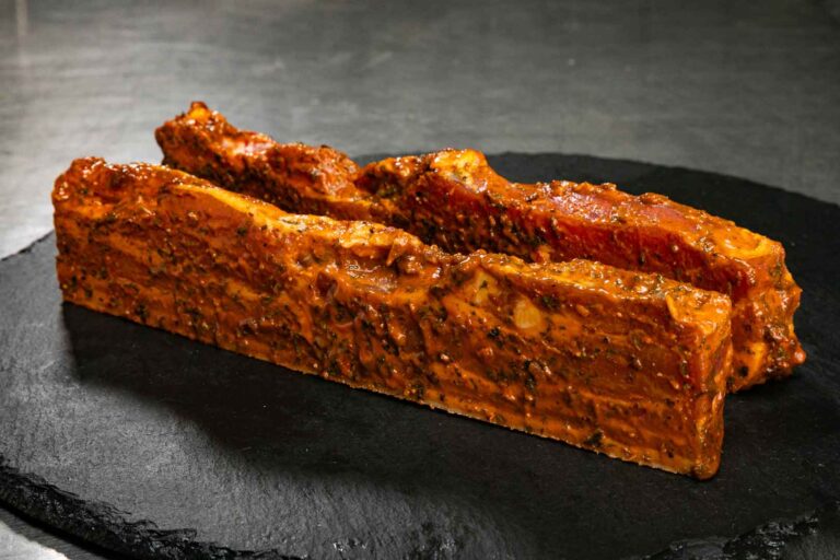 Grill-Bauchspeck. MÖNKE Fleisch GmbH & Co. KG, Pulheim. Das Angebot umfasst unter anderem regionales Fleisch aus dem Umland, argentinisches Steakfleisch, irisches Weiderind, Lammfleisch aus Neuseeland, Seafood sowie exotische Fleischsorten.