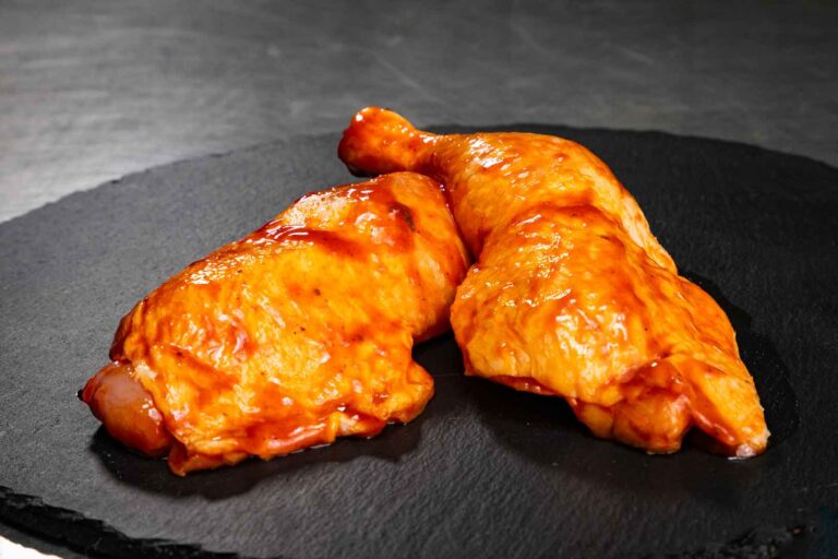 Hähnchen-Schenkel. MÖNKE Fleisch GmbH & Co. KG, Pulheim. Das Angebot umfasst unter anderem regionales Fleisch aus dem Umland, argentinisches Steakfleisch, irisches Weiderind, Lammfleisch aus Neuseeland, Seafood sowie exotische Fleischsorten.