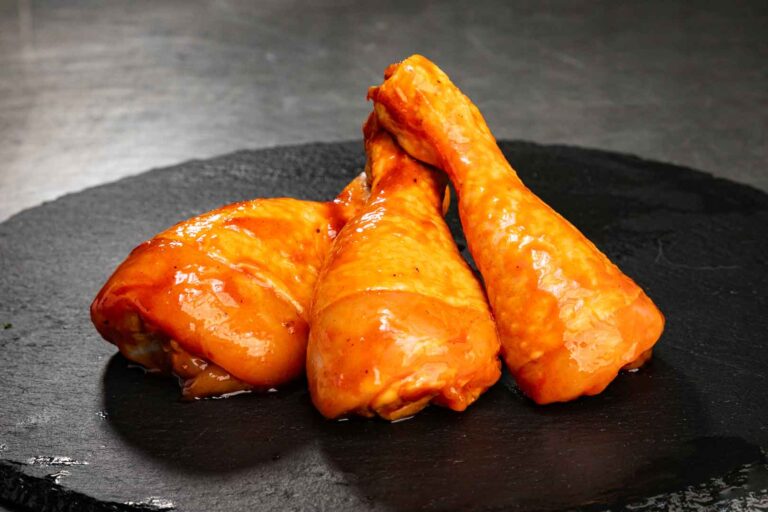 Hähnchen-Unterkeulen. MÖNKE Fleisch GmbH & Co. KG, Pulheim. Das Angebot umfasst unter anderem regionales Fleisch aus dem Umland, argentinisches Steakfleisch, irisches Weiderind, Lammfleisch aus Neuseeland, Seafood sowie exotische Fleischsorten.