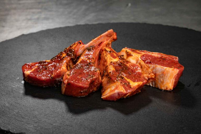 Lamm-Chops. MÖNKE Fleisch GmbH & Co. KG, Pulheim. Das Angebot umfasst unter anderem regionales Fleisch aus dem Umland, argentinisches Steakfleisch, irisches Weiderind, Lammfleisch aus Neuseeland, Seafood sowie exotische Fleischsorten.