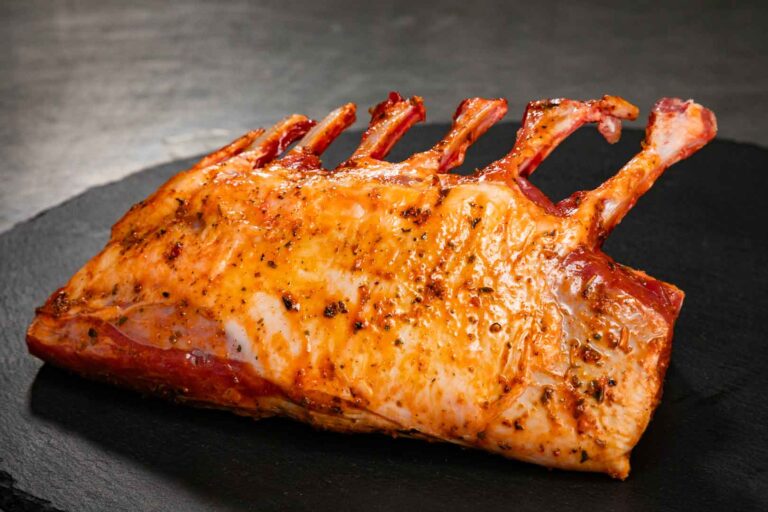 Lamm-Karree. MÖNKE Fleisch GmbH & Co. KG, Pulheim. Das Angebot umfasst unter anderem regionales Fleisch aus dem Umland, argentinisches Steakfleisch, irisches Weiderind, Lammfleisch aus Neuseeland, Seafood sowie exotische Fleischsorten.