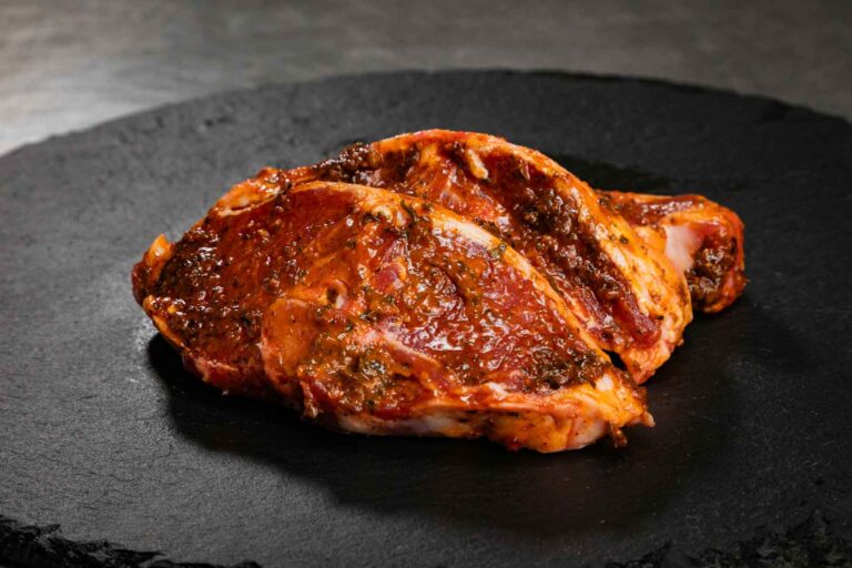 Lamm-Kotelett. MÖNKE Fleisch GmbH & Co. KG, Pulheim. Das Angebot umfasst unter anderem regionales Fleisch aus dem Umland, argentinisches Steakfleisch, irisches Weiderind, Lammfleisch aus Neuseeland, Seafood sowie exotische Fleischsorten.