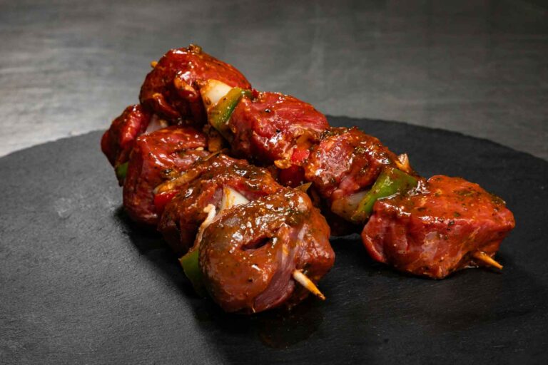 Rinder-Spieße. MÖNKE Fleisch GmbH & Co. KG, Pulheim. Das Angebot umfasst unter anderem regionales Fleisch aus dem Umland, argentinisches Steakfleisch, irisches Weiderind, Lammfleisch aus Neuseeland, Seafood sowie exotische Fleischsorten.