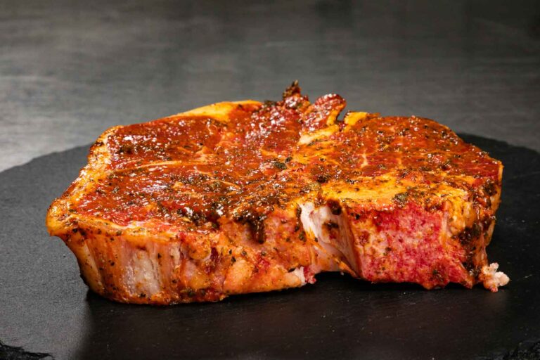 Rinder-T-Bonesteak. MÖNKE Fleisch GmbH & Co. KG, Pulheim. Das Angebot umfasst unter anderem regionales Fleisch aus dem Umland, argentinisches Steakfleisch, irisches Weiderind, Lammfleisch aus Neuseeland, Seafood sowie exotische Fleischsorten.