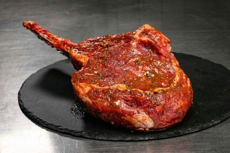 Rinder-Tomahawk-Steak. MÖNKE Fleisch GmbH & Co. KG, Pulheim. Das Angebot umfasst unter anderem regionales Fleisch aus dem Umland, argentinisches Steakfleisch, irisches Weiderind, Lammfleisch aus Neuseeland, Seafood sowie exotische Fleischsorten.