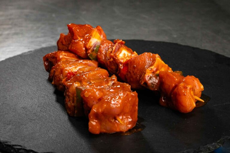 Schweine-Spieße MÖNKE Fleisch GmbH & Co. KG, Pulheim. Das Angebot umfasst unter anderem regionales Fleisch aus dem Umland, argentinisches Steakfleisch, irisches Weiderind, Lammfleisch aus Neuseeland, Seafood sowie exotische Fleischsorten.