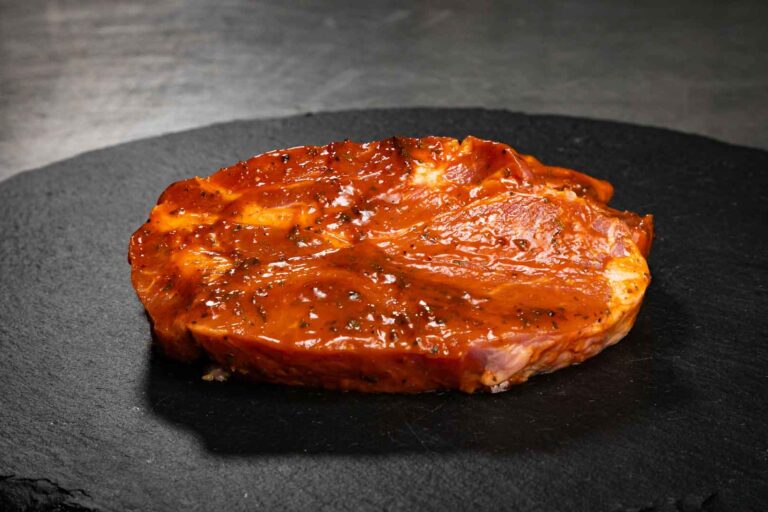 Schwenksteak-Nacken. MÖNKE Fleisch GmbH & Co. KG, Pulheim. Das Angebot umfasst unter anderem regionales Fleisch aus dem Umland, argentinisches Steakfleisch, irisches Weiderind, Lammfleisch aus Neuseeland, Seafood sowie exotische Fleischsorten.