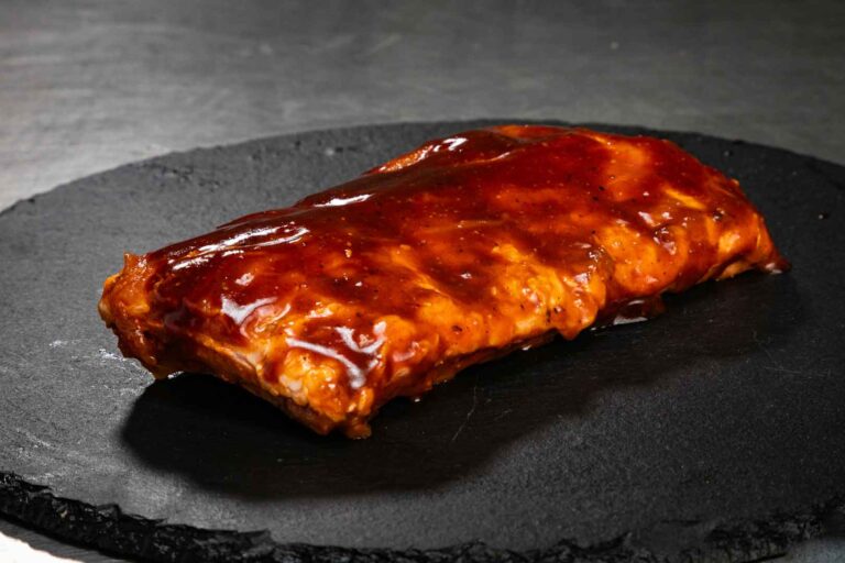 Spare-Ribs. MÖNKE Fleisch GmbH & Co. KG, Pulheim. Das Angebot umfasst unter anderem regionales Fleisch aus dem Umland, argentinisches Steakfleisch, irisches Weiderind, Lammfleisch aus Neuseeland, Seafood sowie exotische Fleischsorten.
